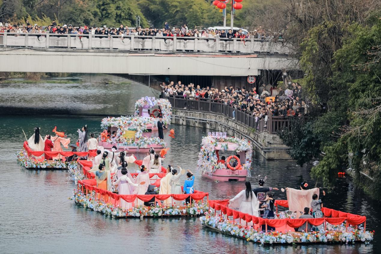 花溪公園水上巡游演藝。貴陽花溪旅游文化開發有限公司供圖