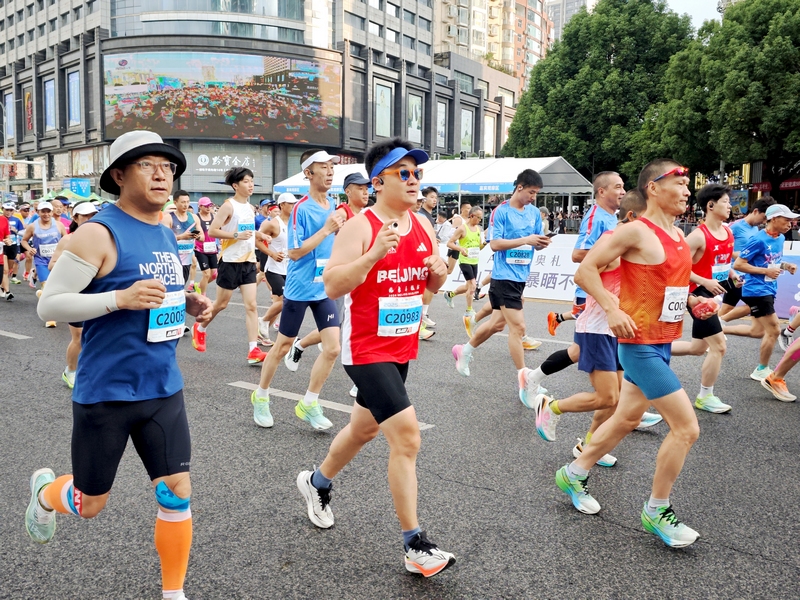 參賽選手滿懷激情向終點進發。羅飛燕攝