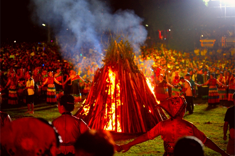游客圍著火堆跳烏蒙歡歌。文杰攝