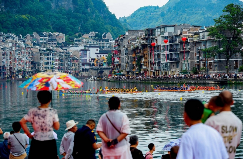 市民和游客在觀看龍舟賽。