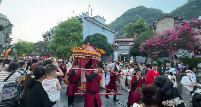 游客絡繹不絕。