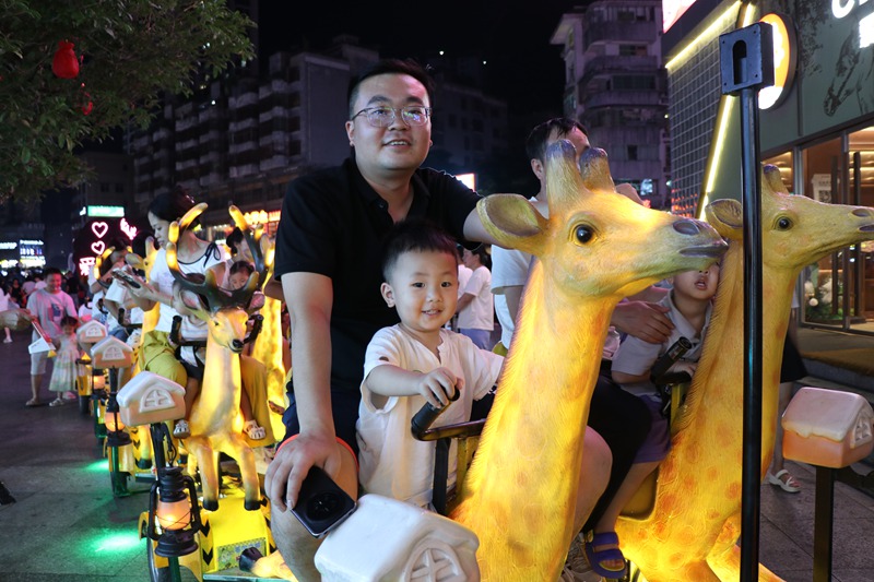 市民帶著小孩體驗游樂項目。