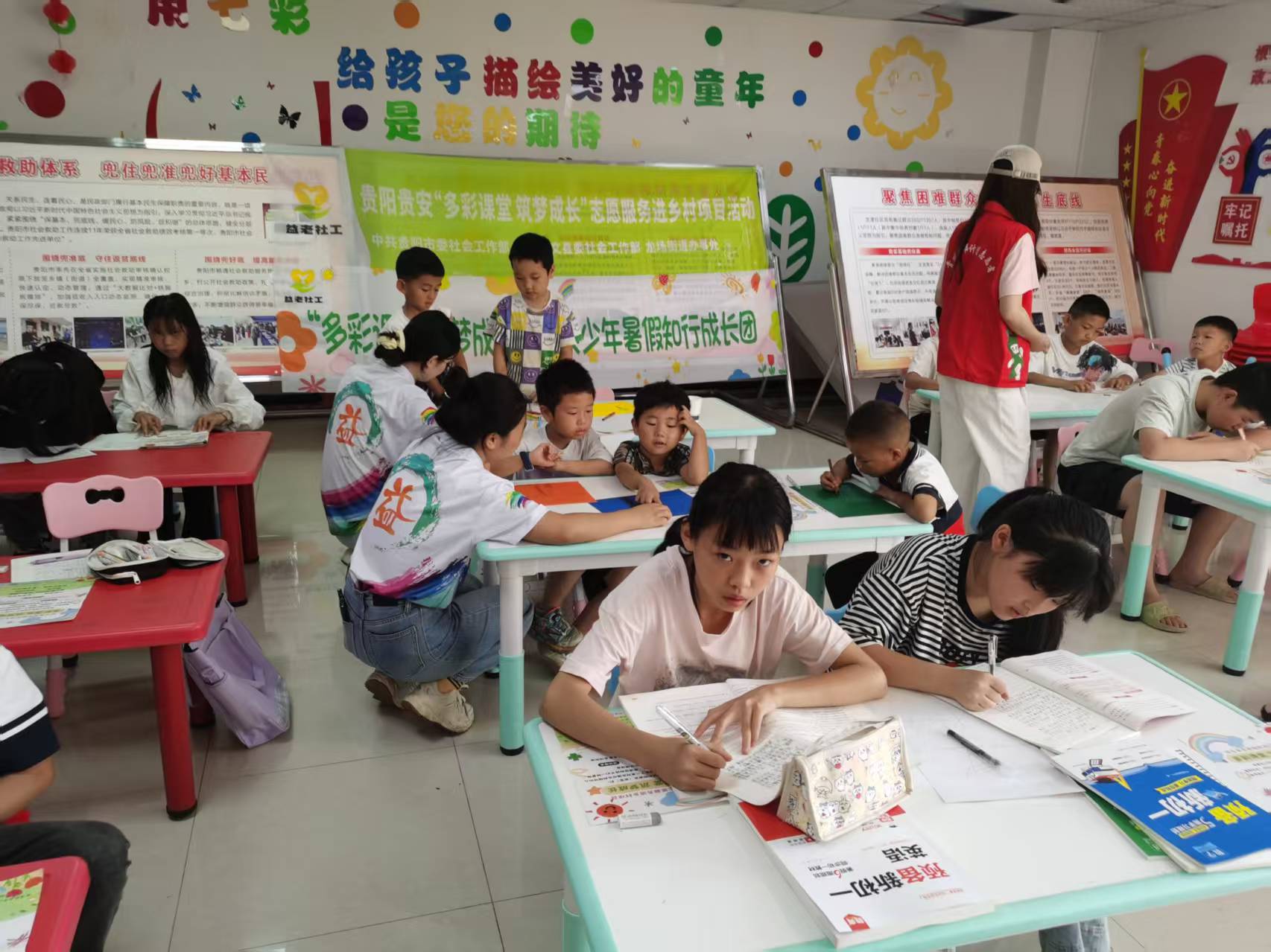 孩子們小組互動。