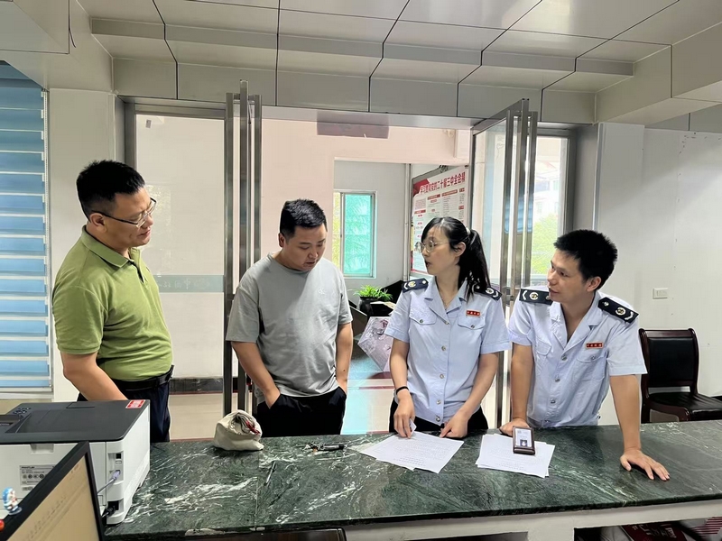 岑鞏縣稅務局業務骨干深入企業開展實地核查，與企業法人、財務負責人深入交流。