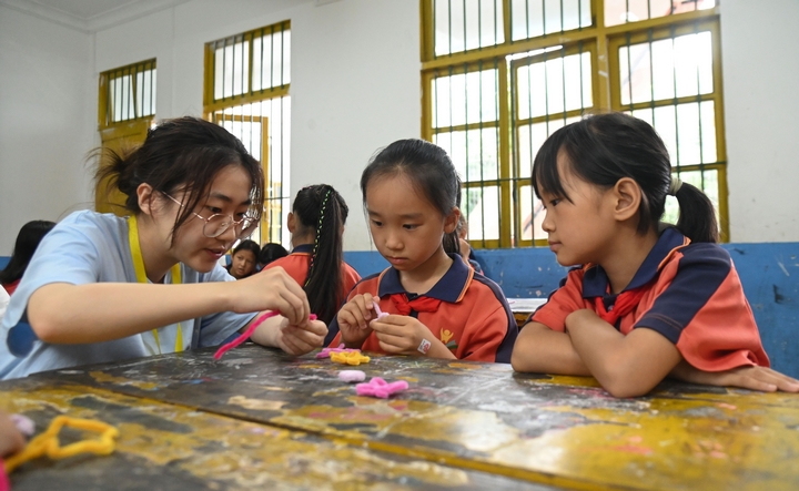 貴州松桃：暑期志愿服務為鄉村孩子編織“七彩假期”。