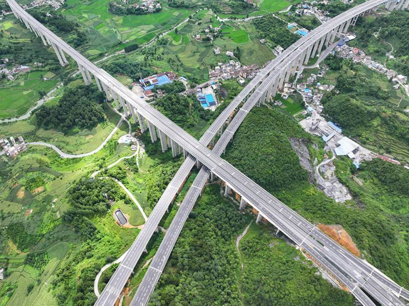 貴州省畢節市金沙縣境內，筑蓉高速公路與杭瑞高速公路穿越田園，壯美如畫，助推帶動沿線鄉村振興。
