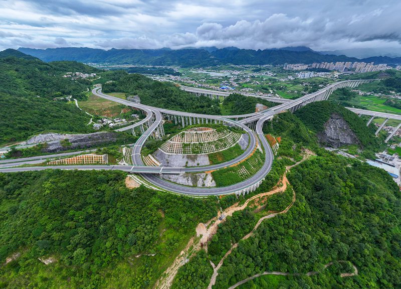 貴州省畢節市金沙縣境內，筑蓉高速公路與杭瑞高速公路穿越田園，壯美如畫，助推帶動沿線鄉村振興。