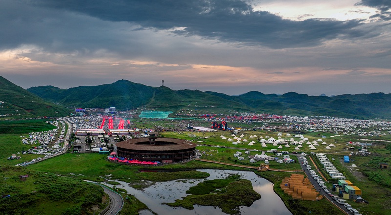 赫章縣彝族火把節現場。