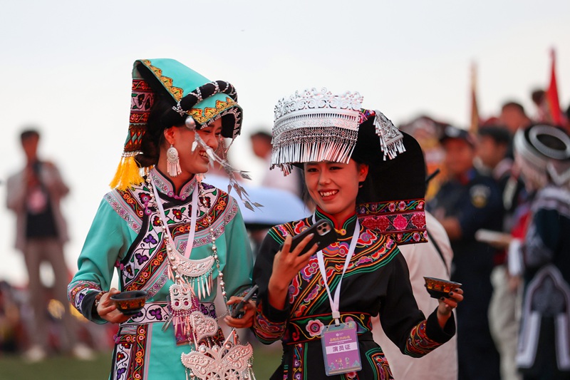 演員在彝族火把節開幕式現場互動。