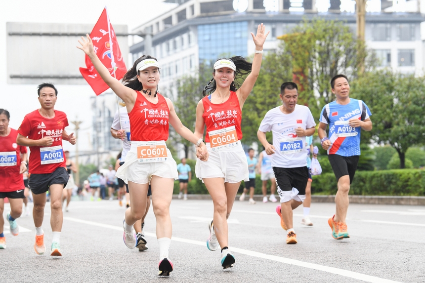 黔東南州第十一屆運動會半程馬拉松在黃平舊州古鎮激情開跑。