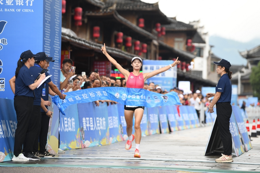 黔東南州第十一屆運動會半程馬拉松在黃平舊州古鎮激情開跑。