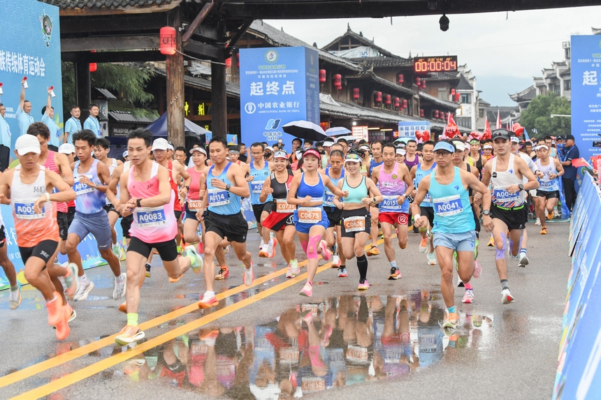 黔東南州第十一屆運動會半程馬拉松在黃平舊州古鎮激情開跑。