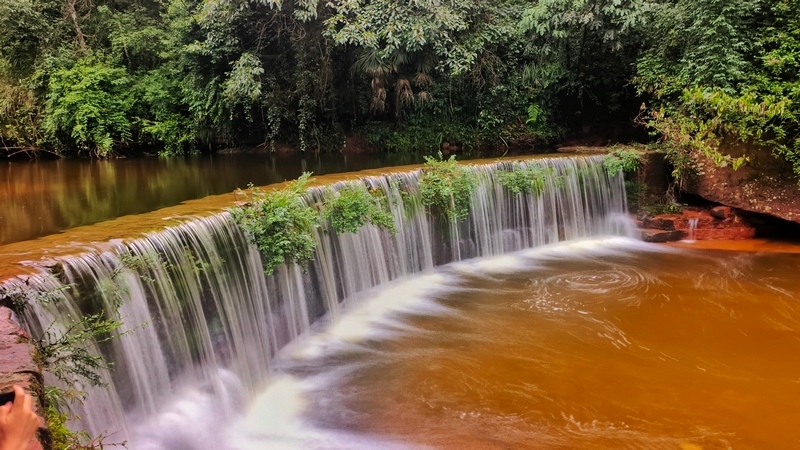 丹霞谷水瀑潺潺，翠綠掩映，繪就天然山水卷。 習水縣融媒體中心供圖