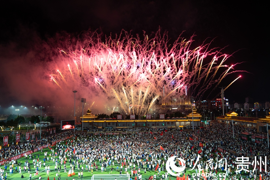 “村超”感恩之夜煙花秀。人民網 陽茜攝