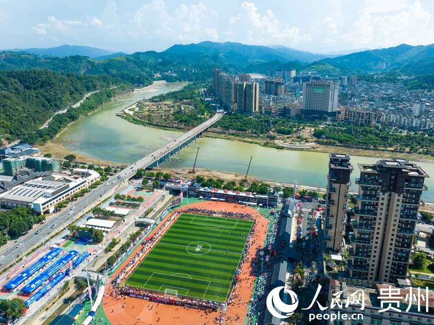 村超球場再披“綠裝”。人民網 陽茜攝