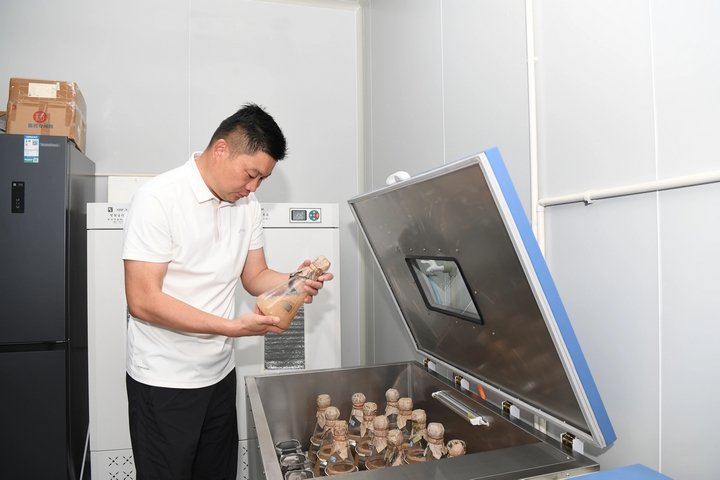 圖為貴州黔赫堂藥業集團有限公司董事長李云查看菌種研發培育情況。閔罡 攝.jpg