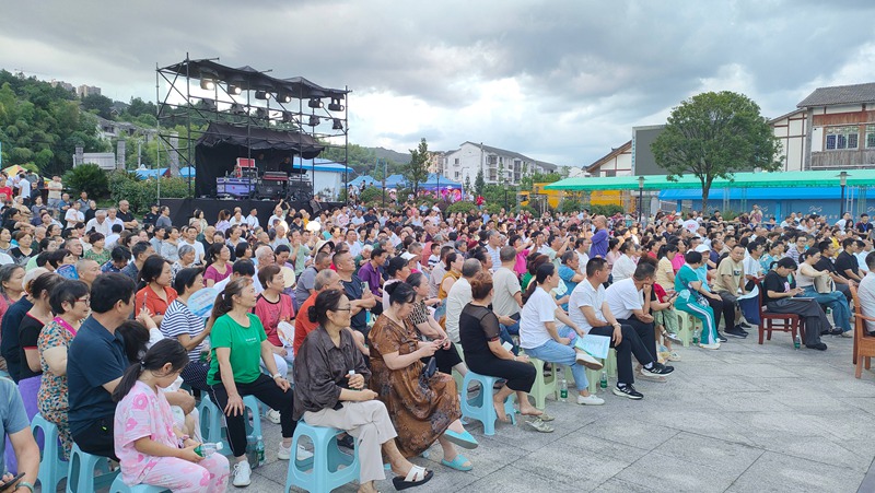 寨壩鎮活動現場，避暑游客座無虛席。羅金攝