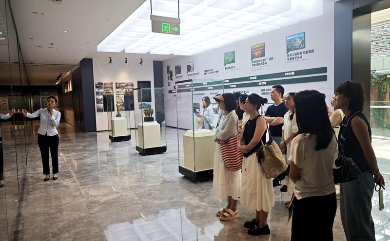 習酒酒谷景區內，游客聆聽講解。任思宇攝