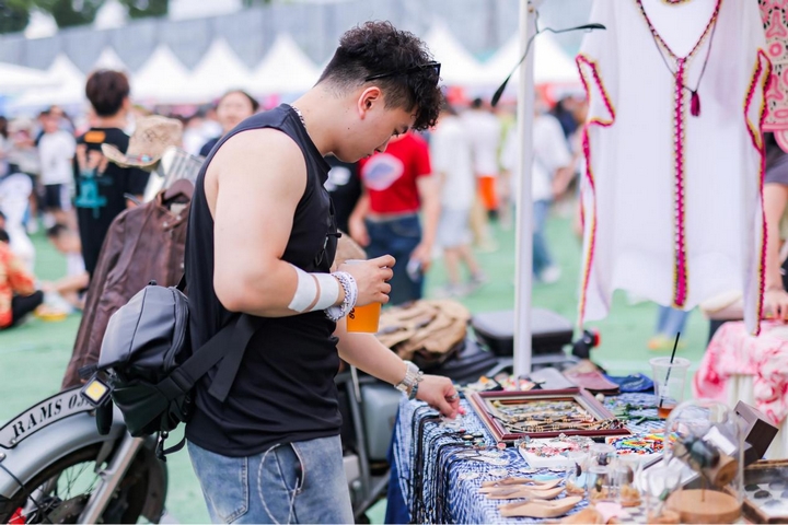 游客購買文創產品。