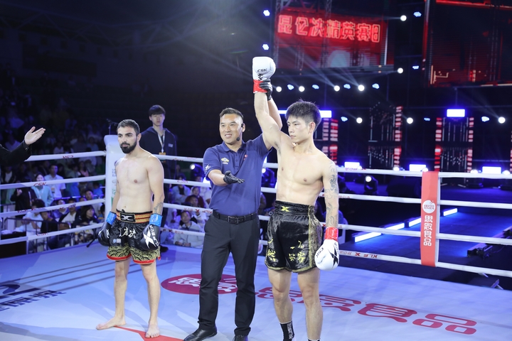 裁判宣布勝出選手。陳春志 攝