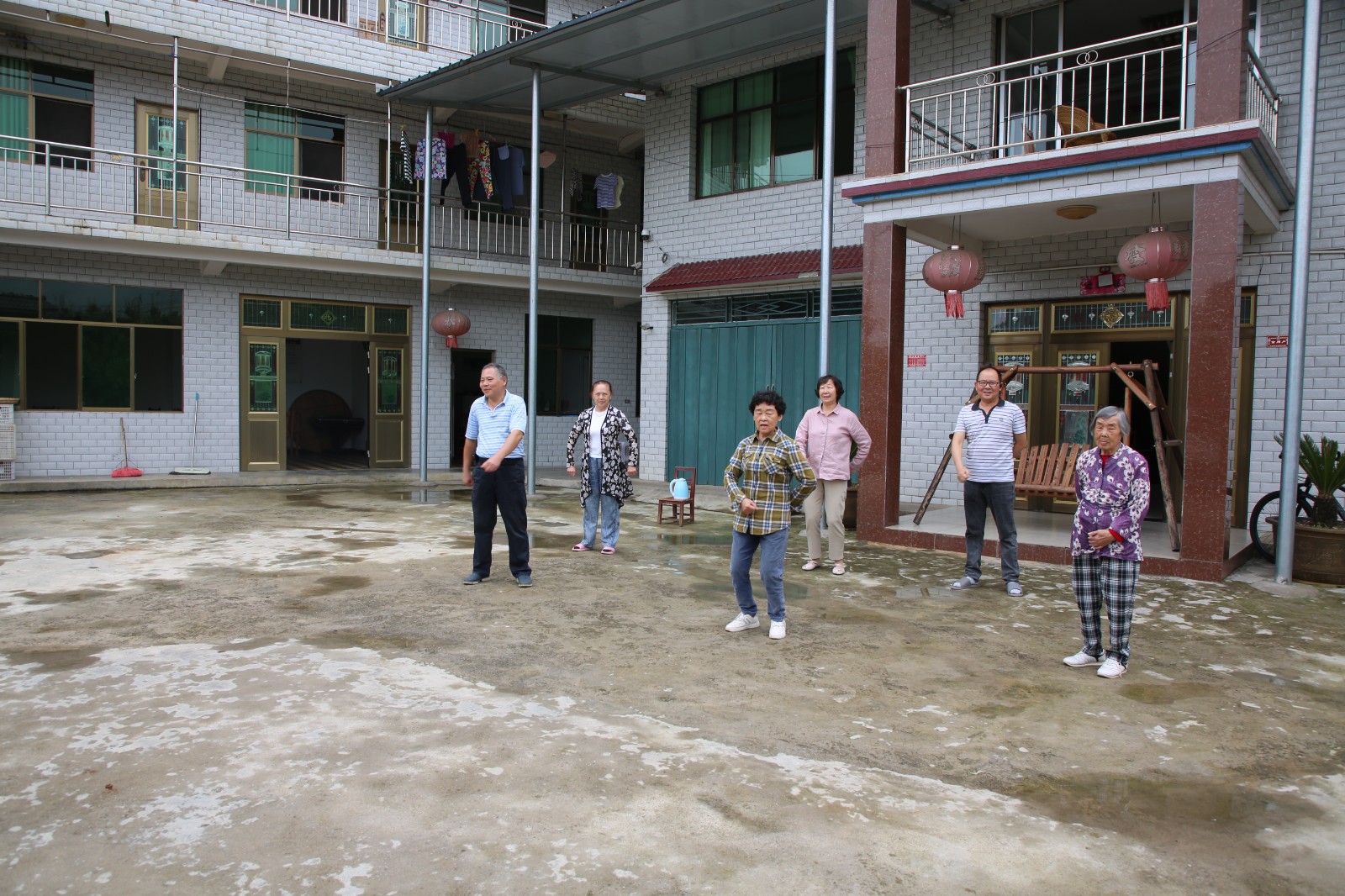 游客們正在做早操。王葉子攝