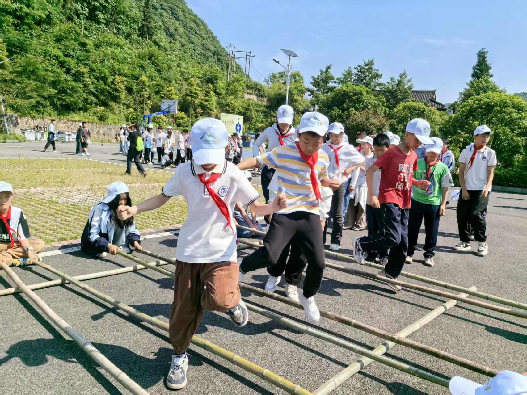 研學團隊在自然谷體驗苗族特色文化 竹竿舞。習水縣融媒體中心供圖.jpg