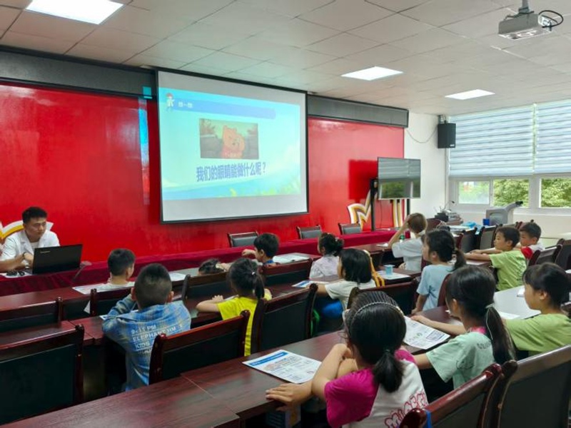 多彩課程陪伴少兒快樂“度假” 。