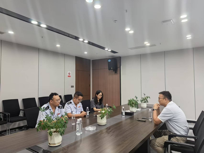 福泉市稅務局工作人員到企業宣講稅收政策適用注意事項。楊媛攝