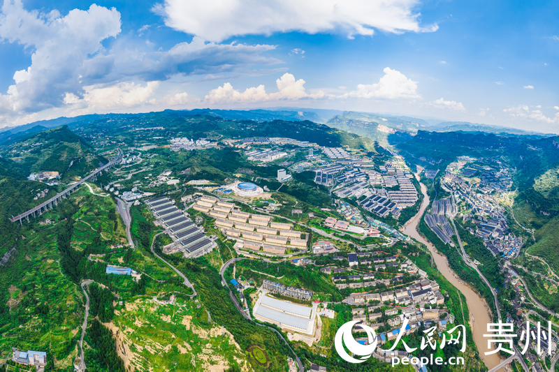 蜿蜒的赤水河穿過習酒鎮中心。人民網記者 涂敏攝