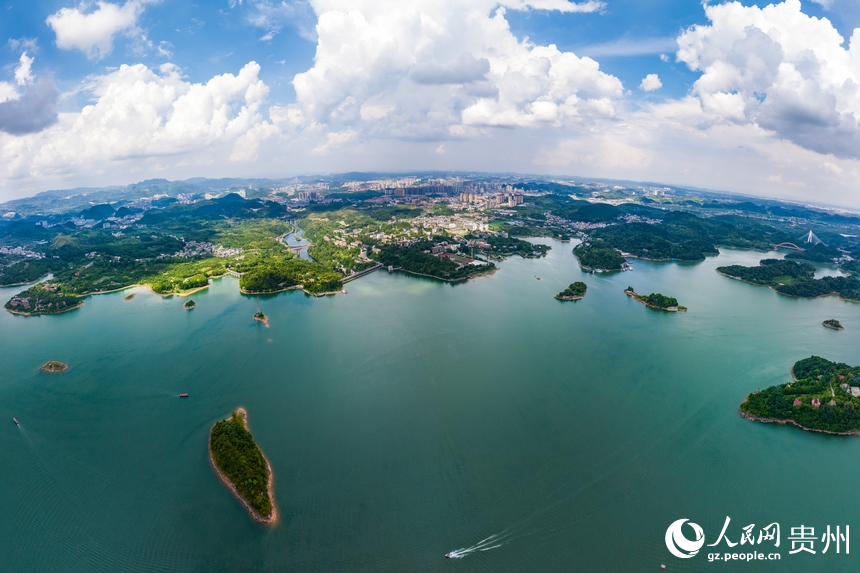 航拍貴陽清鎮紅楓湖。人民網記者 涂敏攝