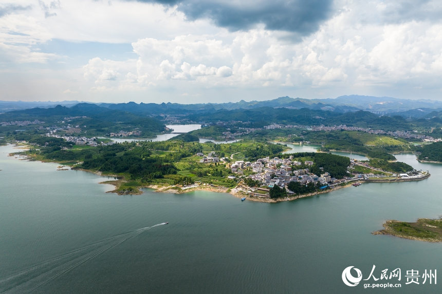 航拍貴陽清鎮紅楓湖。人民網記者 涂敏攝