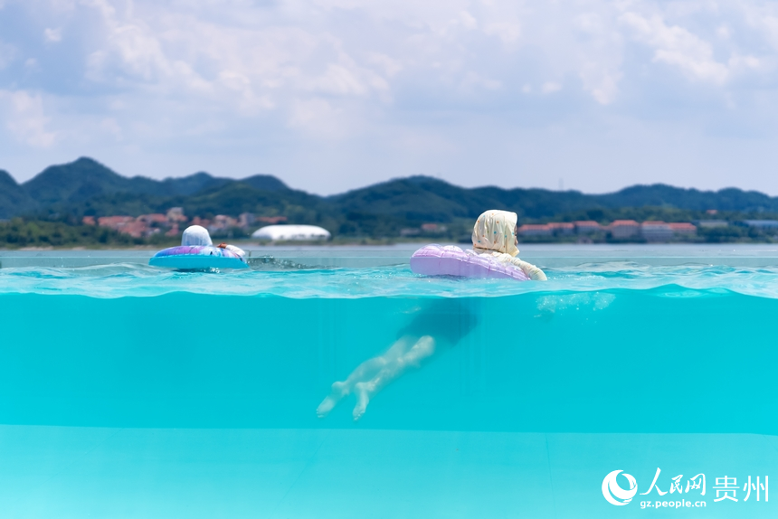 小朋友在民宿的無邊泳池內嬉戲。人民網記者 涂敏攝