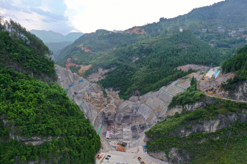 7月28日，貴州省銅仁市思南縣花灘子水庫樞紐工程在進行大壩墊層澆筑準備。
