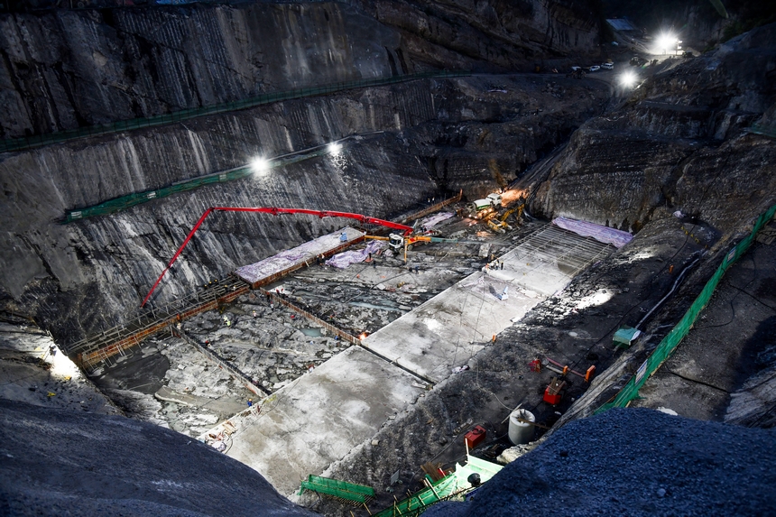 7月28日晚，工人在貴州省銅仁市思南縣花灘子水庫樞紐工程進行大壩墊層澆筑。 