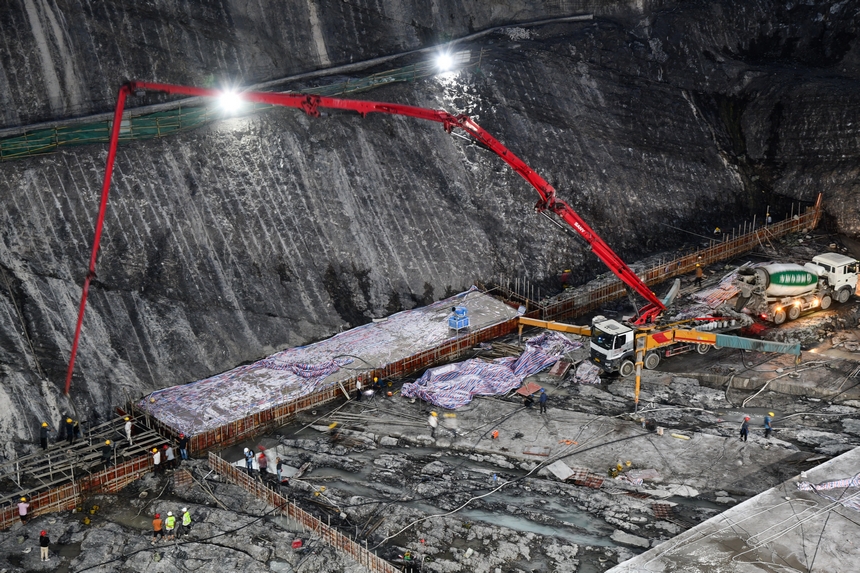 7月28日晚，工人在貴州省銅仁市思南縣花灘子水庫樞紐工程進行大壩墊層澆筑。
