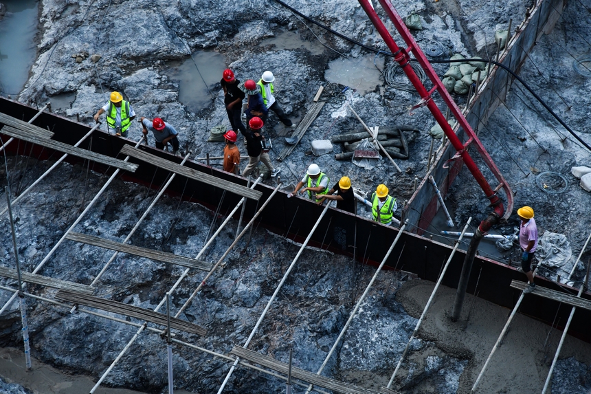 7月28日晚，工人在貴州省銅仁市思南縣花灘子水庫樞紐工程進行大壩墊層澆筑。