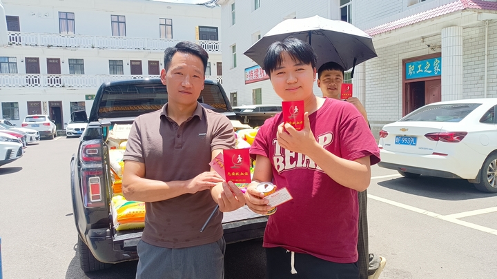 群眾現場獻血后辦理了獻血證。羅才淵 攝.jpg