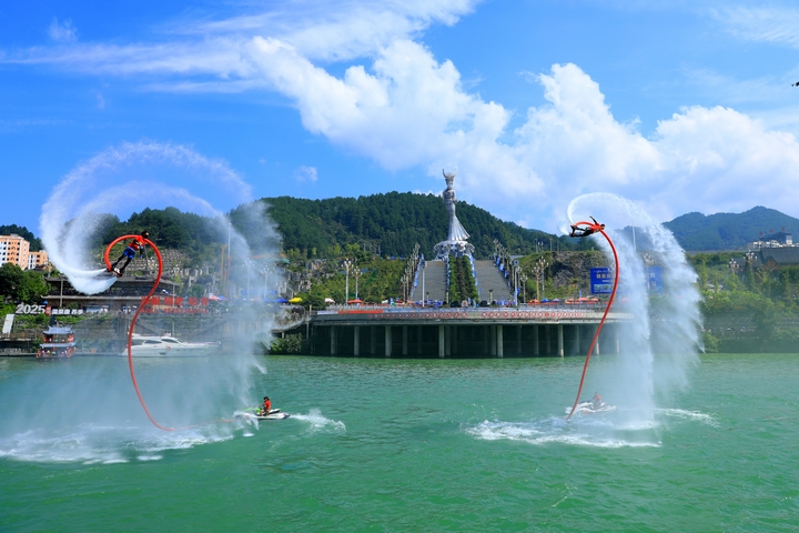 8月1日，劍河縣2025年“六月六”仰阿莎文化節水上運動表演活動現場。楊家孟 攝 (1).JPG