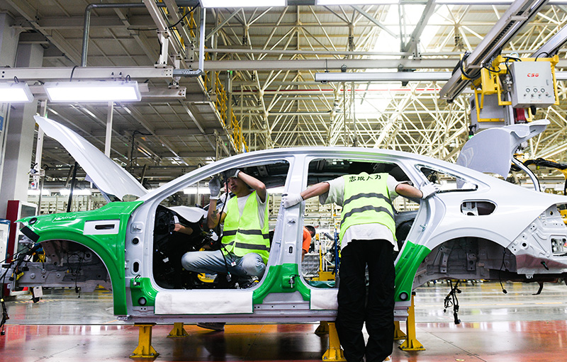 工作人員正在進行車體內部組裝。武敏攝