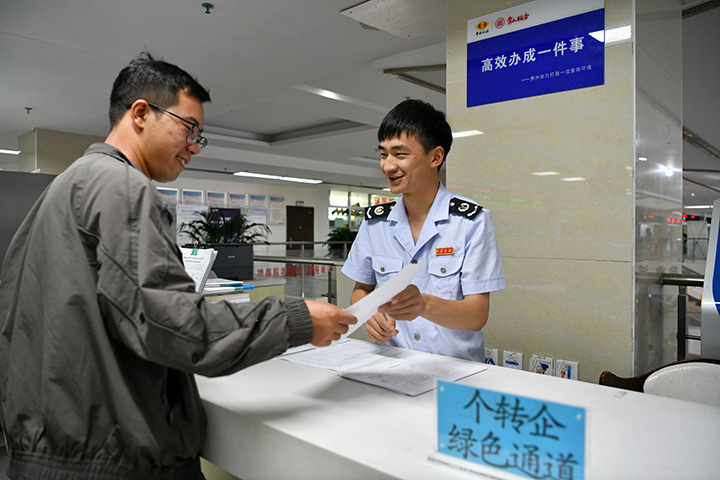 稅務部門設置“個轉企”綠色通道，助力“個轉企”高效快捷辦理。張瑜顯攝