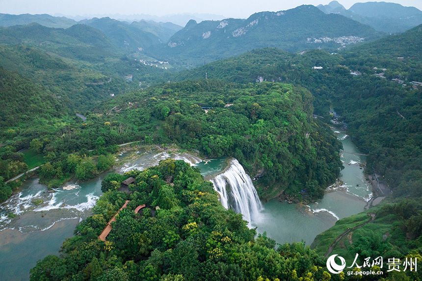 航拍貴州省安順市黃果樹瀑布。人民網記者 涂敏攝