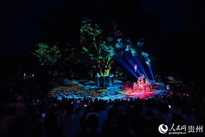 沉浸式實景仙幻劇《再回西游》演出現場。人民網記者 涂敏攝