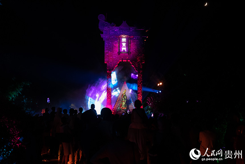 游客在景區內的《大鬧天宮》打卡點打卡。人民網記者 涂敏攝