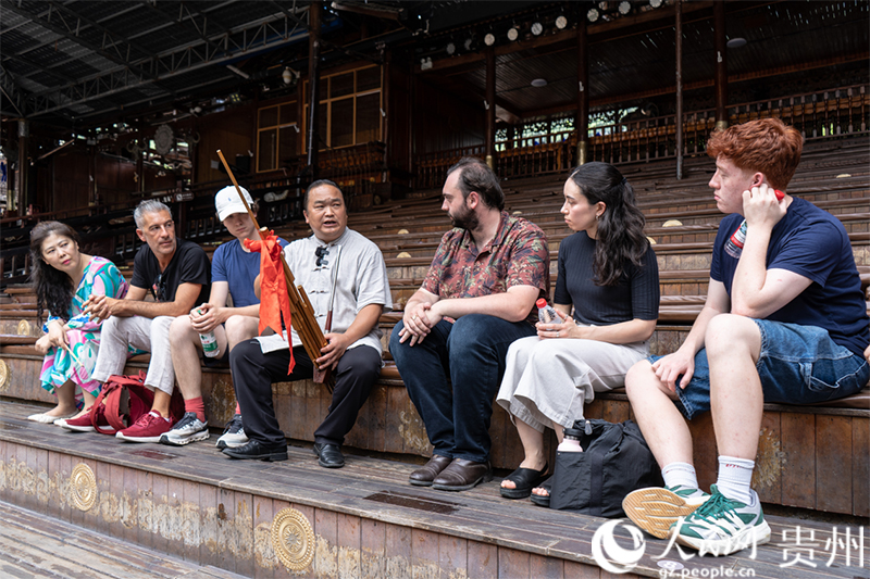 楊正平向歐洲音樂家展示蘆笙吹奏技巧。人民網 陽茜攝