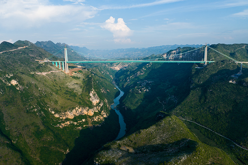 航拍建設中的世界第一高橋花江峽谷大橋。人民網記者 涂敏攝