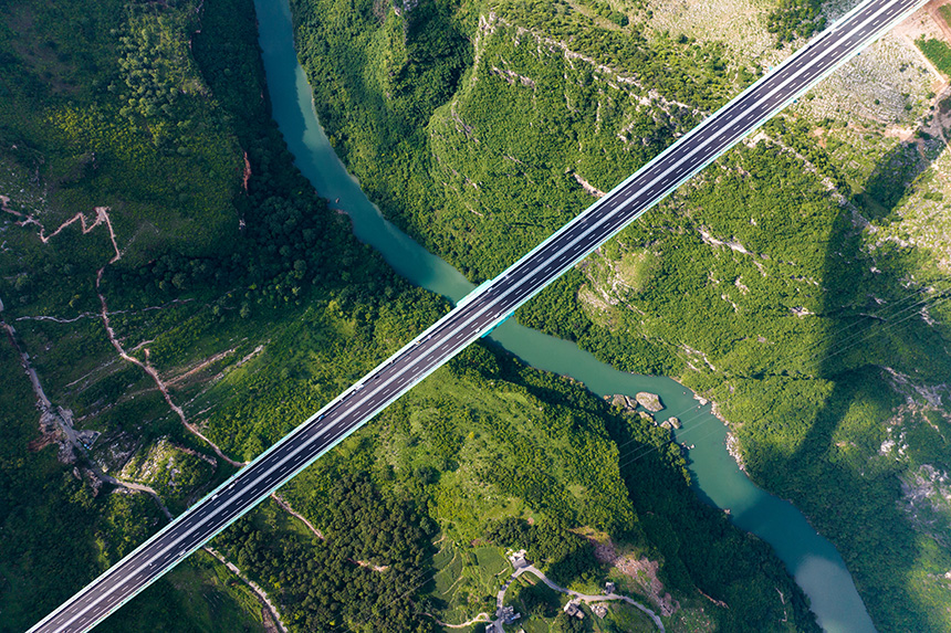航拍建設中的世界第一高橋花江峽谷大橋。人民網記者 涂敏攝