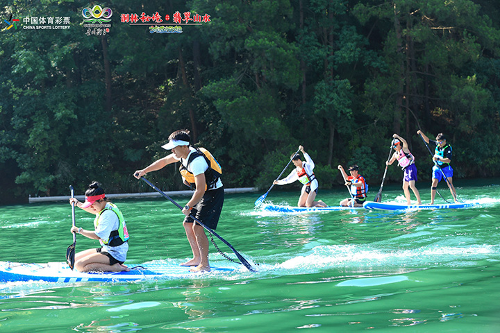 “賽動黔景 悅動遵義”2025年臥龍湖槳板邀請賽現場。