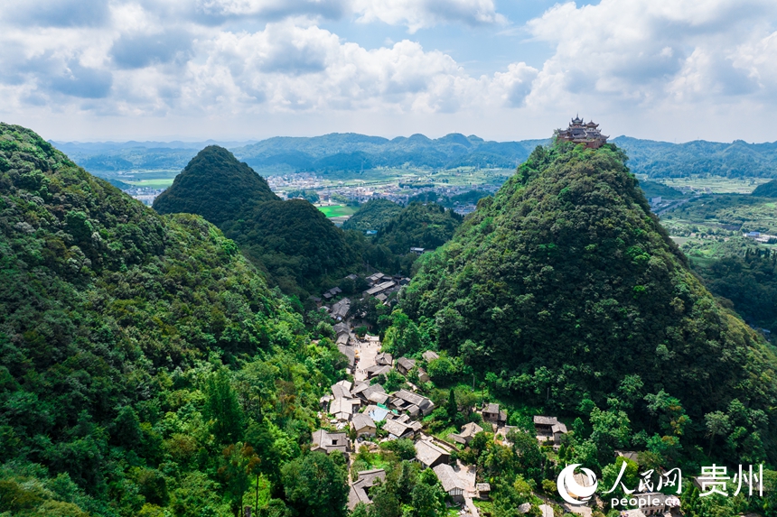 航拍貴州安順云峰屯堡。人民網記者 涂敏攝