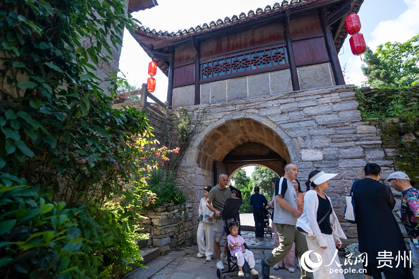 游客在屯堡內游覽。人民網記者 涂敏攝