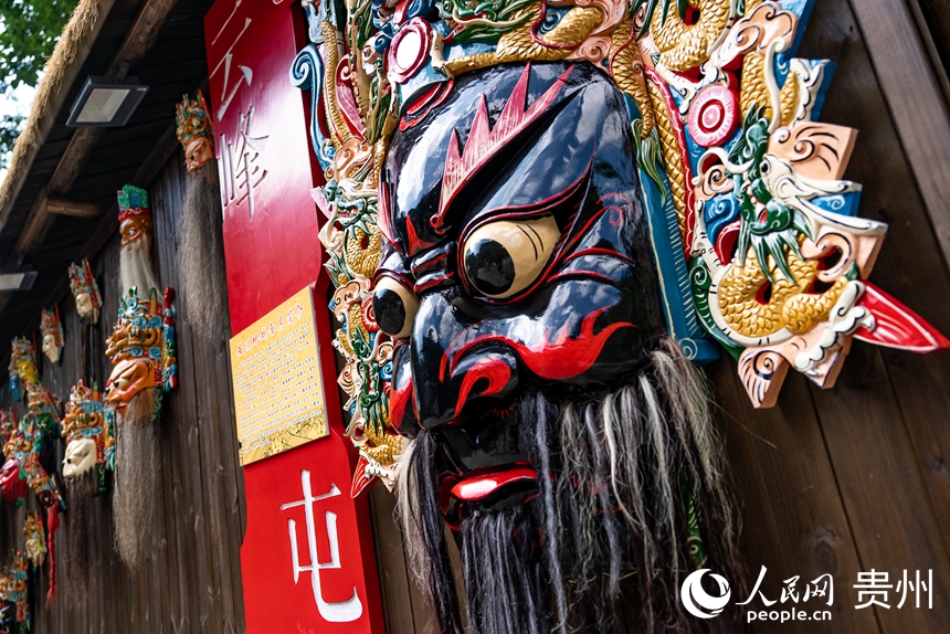 屯堡內的地戲元素打卡點。人民網記者 涂敏攝